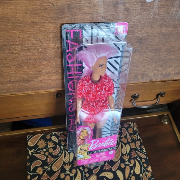 Barbie 2019 Fashionista # 151 Pink Hair - Picture 12 of 17